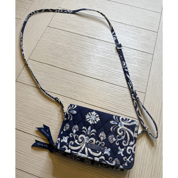 Vera Bradley Steel Blue Meddallion Lighten Up RFID 3-in-1 Adjustable Crossbody‎ - Picture 3 of 10